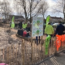 Kinderen vergroenen eigen plein met een Tiny Forest